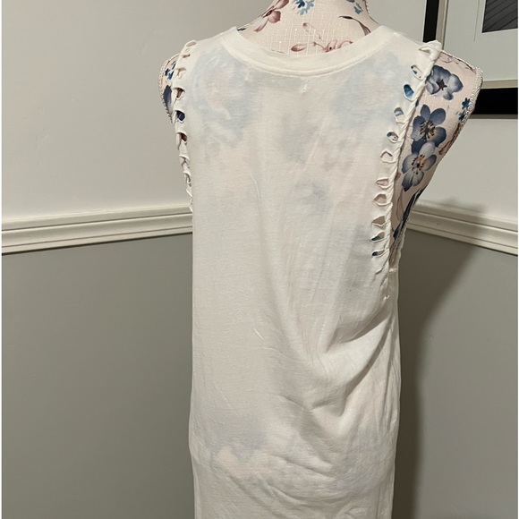 Distressed twisted tank - Picture 3 of 11